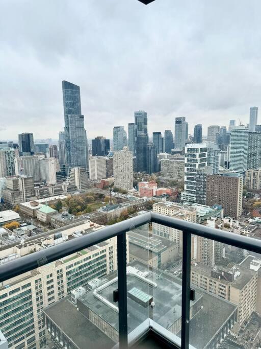 Cozy Condo Near Eatoncentre Mall Toronto Bagian luar foto