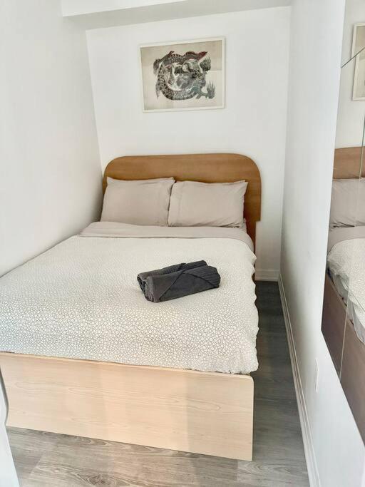 Cozy Condo Near Eatoncentre Mall Toronto Bagian luar foto