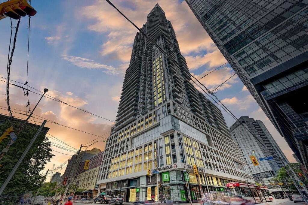 Cozy Condo Near Eatoncentre Mall Toronto Bagian luar foto